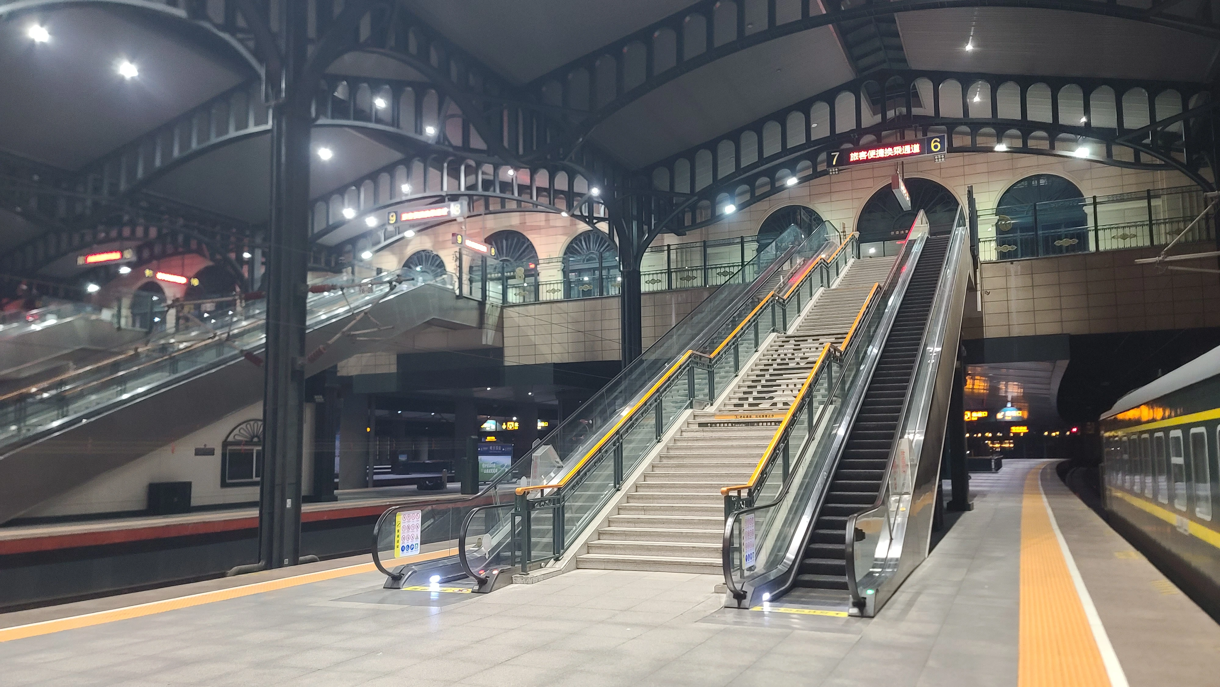 哈尔滨火车站站台