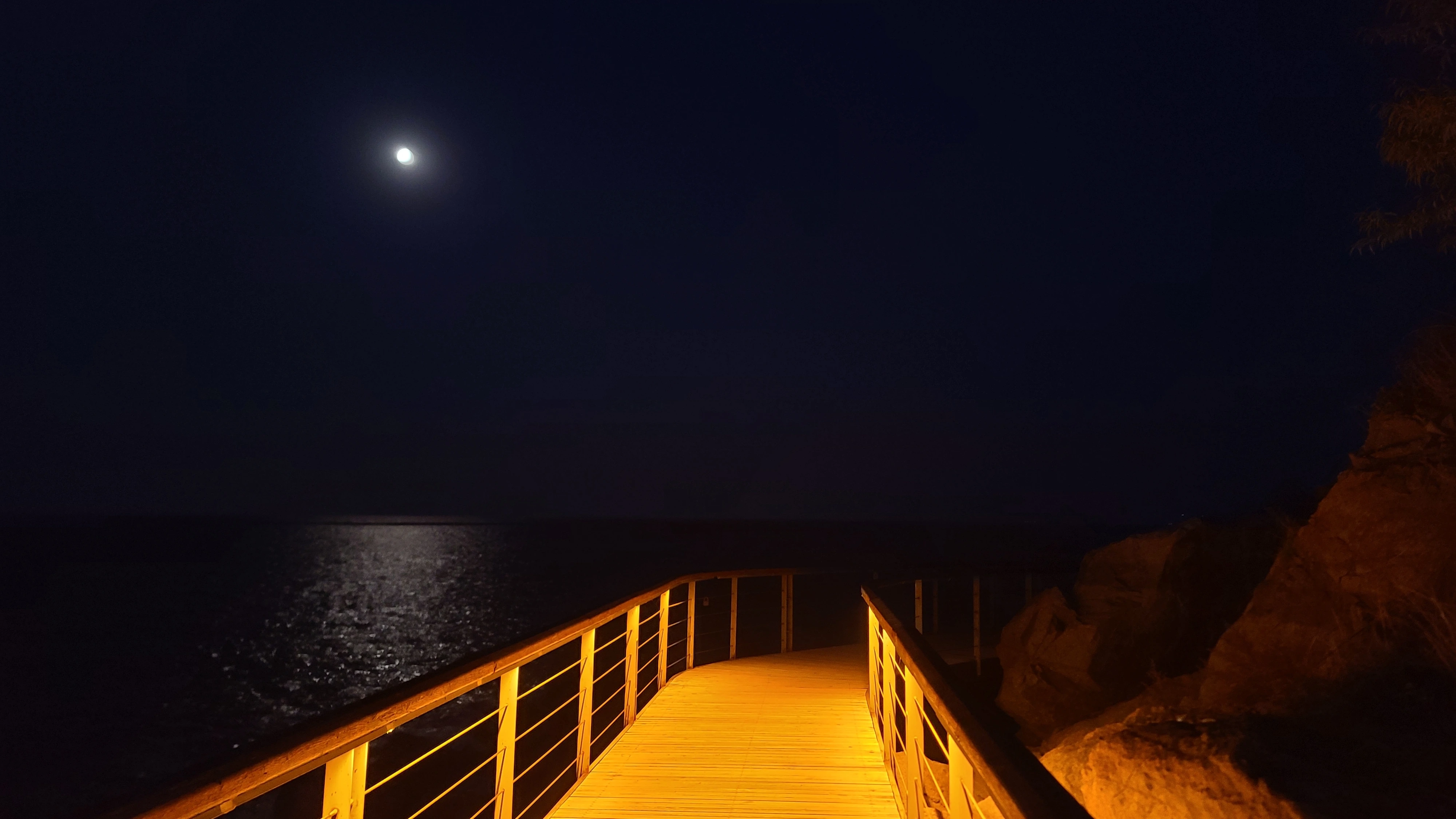 沿海栈道看月亮