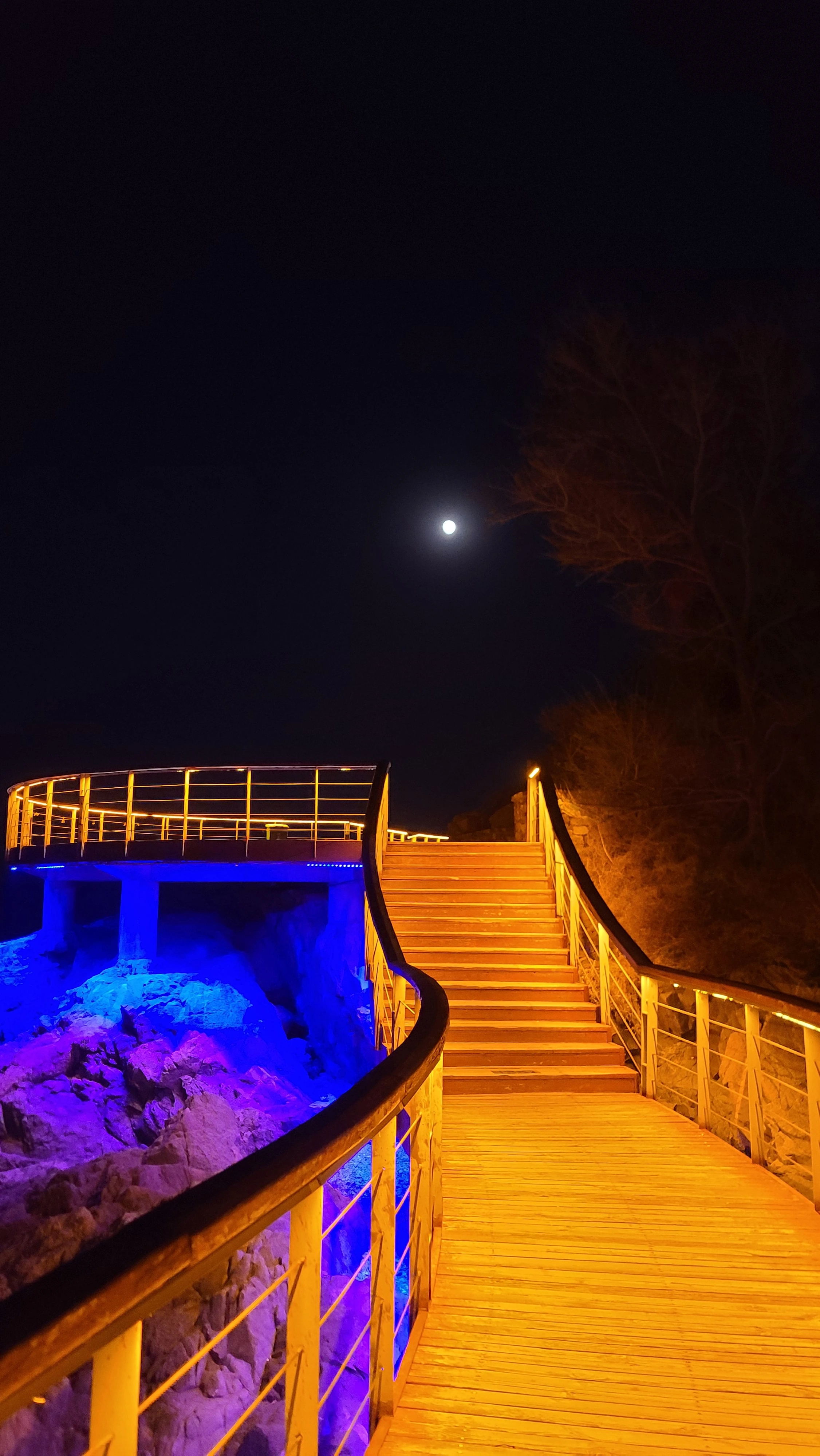 走在栈道上，月光随着我走